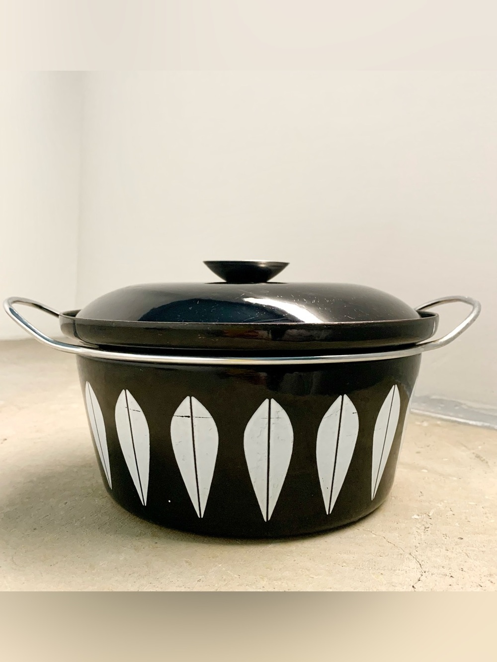 Cathrineholm Lotus Black Enamel Dutch Oven Casserole Pot With Handles and Lid